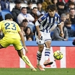 　ビリャレアル戦でパスを出すレアル・ソシエダードの久保＝サンセバスチャン（共同）