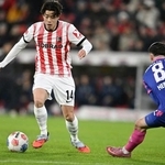 　マインツ戦で競り合うフライブルクの鈴木唯＝フライブルク（共同）