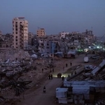 　破壊されたガザの町を歩くパレスチナの住民＝１１月３０日（ＡＰ＝共同）