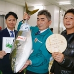 　４００万円で競り落とされた「能登寒ブリ」の高級ブランド「煌」＝１日午前、金沢市