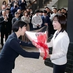 　広島県庁に初登庁し、花束を受け取る横田美香新知事（右）＝１日午前