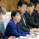 　政府与党連絡会議で発言する高市首相（左から２人目）＝１日午後、首相官邸