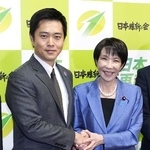 　国会内で握手を交わす、高市早苗首相（右）と日本維新の会の吉村洋文代表＝１０月