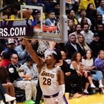 　ペリカンズ戦で攻めるレーカーズの八村＝ロサンゼルス（ＮＢＡＥ・ゲッティ＝共同）