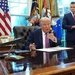 　トランプ米大統領とヘグセス長官（右）＝９月（ゲッティ＝共同）