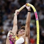 　世界選手権東京大会棒高跳びで６メートル３０の世界新で大会３連覇したアルマント・デュプランティス＝９月、国立競技場