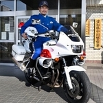 　一日交通安全白バイ大使に就任した祖父江大輔さん＝１日午前、名古屋・中川署