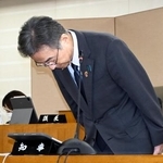 　福井県議会全員協議会で謝罪する杉本達治知事＝１日午後