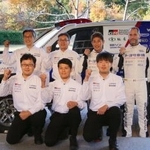 　「ダカール・ラリー」参戦を発表し、ポーズをとる三浦昂氏（後列右から２人目）らトヨタ車体チーム＝１日午前、愛知県豊田市