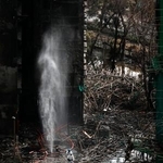 　火災が起きた高層住宅群で続く捜索活動＝１日、香港（共同）