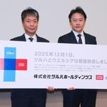 　記者会見で写真に納まるツルハホールディングスの鶴羽順社長（左）とウエルシアホールディングスの桐沢英明社長＝１日午後、東京都千代田区