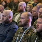 　ウクライナ・キーウで開かれた退役軍人支援の会合に参加した人々＝１１月（ゲッティ＝共同）