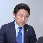 　取材に応じるサンウェルズの苗代亮達社長＝２月、東京都港区