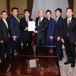 　土地や建物の取得状況の把握を推進する法案を衆院事務総長（中央）に提出する立憲民主党の議員＝１日午後、国会