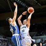 　バスケットボール男子Ｗ杯アジア１次予選の台湾戦で、攻め込む富永（右）＝新北（ゲッティ＝共同）