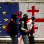 　２０２４年１２月に行われた、ＥＵ加盟交渉凍結を宣言した政府への抗議デモで、ＥＵ旗とジョージアの国旗の色に塗られた壁＝トビリシ（ロイター＝共同）