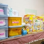 　千葉市中央区の新宿保育所に保管された、定額で使い放題になる紙おむつなど＝１１月