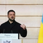 　エリゼ宮で記者会見するウクライナのゼレンスキー大統領＝１日、パリ（ＡＰ＝共同）