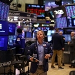 　ニューヨーク証券取引所のトレーダー＝１日（ロイター＝共同）