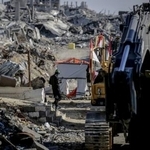 　１日、パレスチナ自治区ガザの難民キャンプで続くイスラエル人人質の遺体の捜索活動（ゲッティ＝共同）