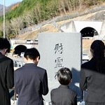 　中央自動車道笹子トンネル出口付近の慰霊碑に黙とう、献花する遺族ら＝２日午前、山梨県大月市（代表撮影）