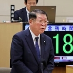 　佐賀県吉野ケ里町議会で町長選への出馬を表明する伊東健吾町長＝２日午前