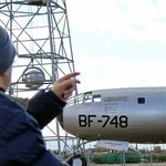 　国立原子力博物館に展示されたＢ２９爆撃機の実機を見学する本村チヨ子さん＝１日、米ニューメキシコ州アルバカーキ（共同）