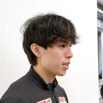 　取材に応じるスピードスケート・ショートトラック男子の宮田将吾＝２日午後、成田空港