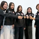 　帰国し、写真撮影に応じる中島未莉（中央）らスピードスケート・ショートトラックの日本勢＝２日午後、成田空港