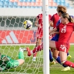 　日本-カナダ　前半、先制ゴールを決める田中（右奥）＝トランスコスモススタジアム長崎