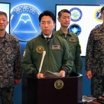 　航空自衛隊府中基地で「宇宙作戦群」を視察後、記者会見する小泉防衛相＝２日午後、東京都府中市