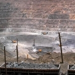 　中国のレアアース採掘現場＝２０１０年７月、内モンゴル自治区（ＡＰ＝共同）