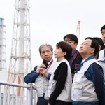　東京電力福島第１原発を視察する高市首相（左から２人目）＝２日午後（代表撮影）