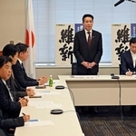 　日本維新の会が開いた、新幹線建設推進プロジェクトチームの会合。右から２人目は座長の前原誠司衆院議員＝２日午後、国会