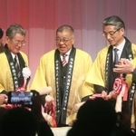 　野球殿堂入りを祝う会で鏡開きをする掛布雅之さん（中央）ら＝２日、大阪市