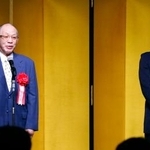 　岩瀬仁紀さん（右）の野球殿堂入りを祝う会であいさつする落合博満さん＝２日、名古屋市