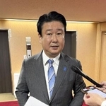 離党届を提出するため自民党本部を訪れ、取材に応じる和田政宗元参院議員＝１１月、東京・永田町