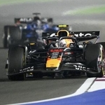 Ｆ１カタールＧＰで走行するレッドブルの角田裕毅＝ドーハ近郊ルサイル（ゲッティ＝共同）