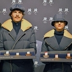 　ミラノ・コルティナ冬季五輪の表彰式で、メダル授与のサポートを行うボランティアが着用するユニホーム＝２日、ミラノ（共同）