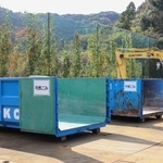 　大分市佐賀関の「秋ノ江ふれあい広場」に設置された災害廃棄物の１次集積所＝３日午前