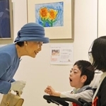 　日本肢体不自由児協会が主催する美術展と写真展を鑑賞された常陸宮妃華子さま。中央はヒマワリの絵を描いた永田悠人さん＝３日午前、東京都豊島区