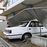 　乗用車が高校のフェンスを突き破った岡山市中区の事故現場＝３日午後１時１分