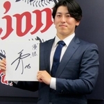 　契約更改後の記者会見で目標を記した色紙を手にする西武の隅田＝３日、埼玉県所沢市