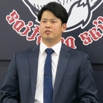 　契約更改後に記者会見する西武の渡辺＝３日、埼玉県所沢市