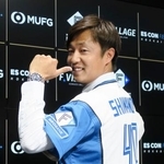 　入団記者会見でポーズをとる日本ハム・島本＝３日、エスコンフィールド北海道