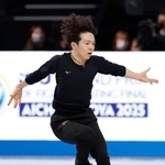 　公式練習で調整する鍵山優真＝ＩＧアリーナ