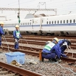 　ＪＲ東海の三島車両所で行われた、架線が断線したと想定した訓練＝３日午前、静岡県三島市