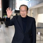 　ノーベル賞授賞式のため、ストックホルムへ出発する京都大の北川進特別教授＝３日夕、大阪空港