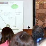 　市民に向けて原爆被害の説明をする被爆者で医師の朝長万左男さん＝２日、米ロスアラモス（共同）