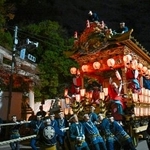 　「秩父夜祭」で秩父神社前を練り歩く山車＝３日夜、埼玉県秩父市